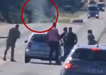 No vídeo é possível ver fumaça  (destaque) e ouvir barulho de tiros