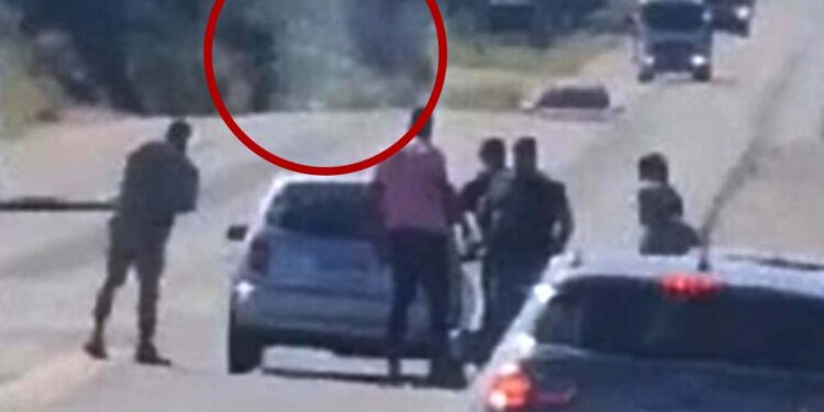 No vídeo é possível ver fumaça (destaque) e ouvir barulho de tiros