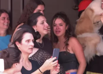 Momento da foto mostra quando cachorro foi resgatado