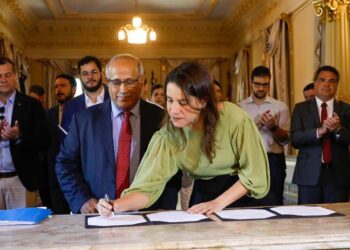 O representante do Unicef no Brasil, Youssouf Abdel-Jelil, e Raquel Lyra assinaram acordo de cooperação