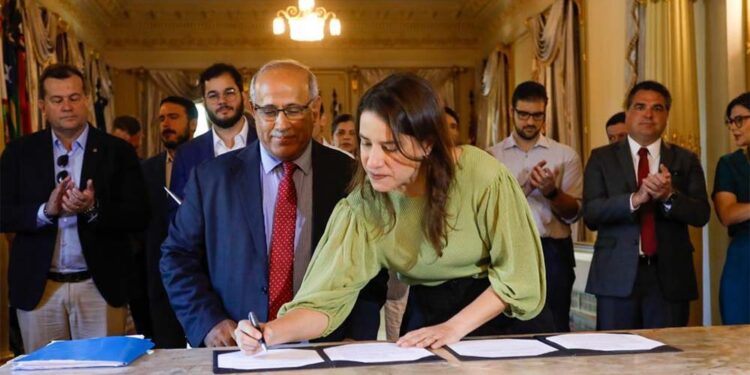 O representante do Unicef no Brasil, Youssouf Abdel-Jelil, e Raquel Lyra assinaram acordo de cooperação