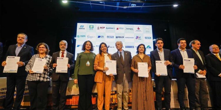 Governadora Raquel, vice, senadores, deputados e empresários participaram de evento pela inclusão de ramal da Transnordestina.