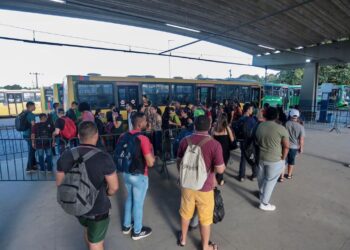 Passageiros encararam filas para pegar os poucos ônibus que estavam em terminais
