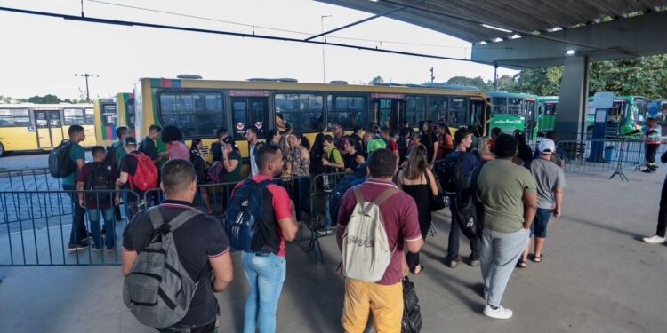 Passageiros encararam filas para pegar os poucos ônibus que estavam em terminais