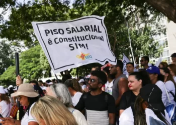 Enfermeiros e técnicos cobram pagamento de piso salarial