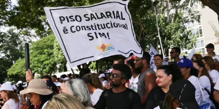 Enfermeiros e técnicos cobram pagamento de piso salarial
