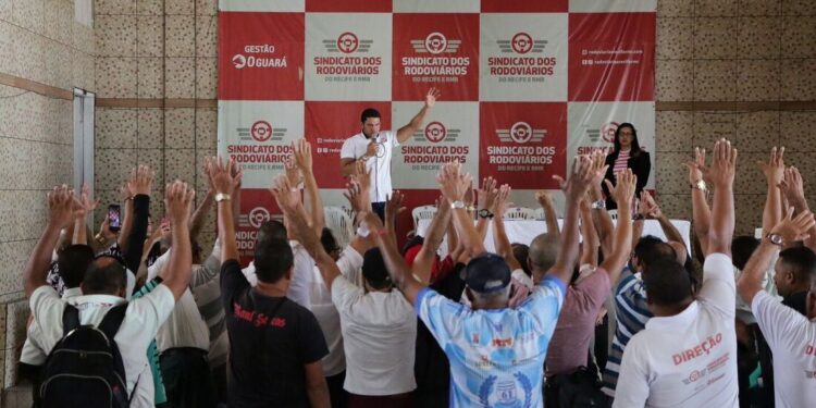 Motoristas de ônibus aprovaram greve