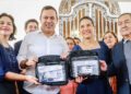 Sivaldo recebe Ônibus destinados por Izaías das mãos de Raquel Lyra