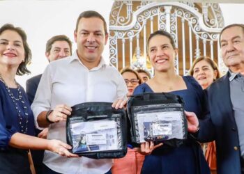 Sivaldo recebe Ônibus destinados por Izaías das mãos de Raquel Lyra