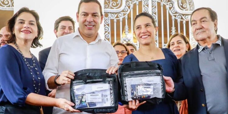 Sivaldo recebe Ônibus destinados por Izaías das mãos de Raquel Lyra