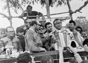 Luiz Gonzaga e João Câncio (com microfone na mão) criaram a Missa para homenagear o vaqueiro