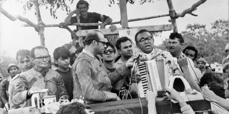 Luiz Gonzaga e João Câncio (com microfone na mão) criaram a Missa para homenagear o vaqueiro