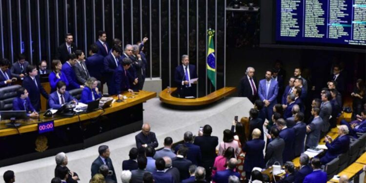 Deputados federais aprovaram na madrugada desta sexta (7) o texto que prevê a mudança de cobrança de impostos