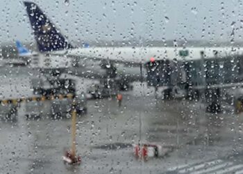 Fortes chuvas que estão caindo no Recife provocaram impactos em voos no aeroporto Gilberto Freyre/Guararapes
