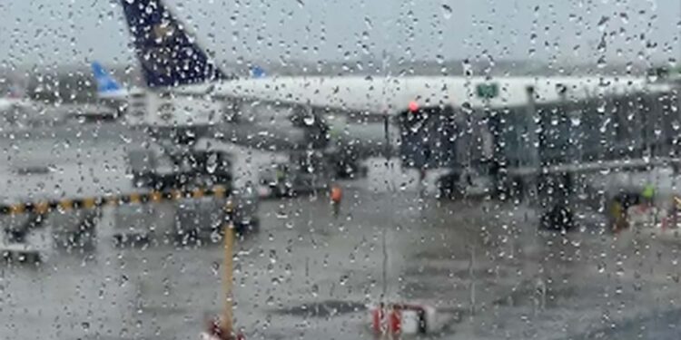 Fortes chuvas que estão caindo no Recife provocaram impactos em voos no aeroporto Gilberto Freyre/Guararapes