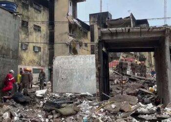 Um prédio desabou, parcialmente, na manhã desta sexta-feira, 7, no bairro do Janga, em Paulista (PE)