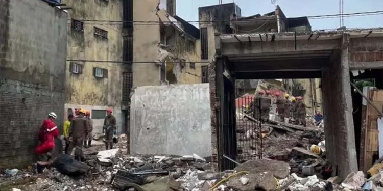 Um prédio desabou, parcialmente, na manhã desta sexta-feira, 7, no bairro do Janga, em Paulista (PE)