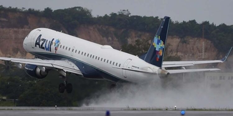 Avião da Azul no aeroporto do Recife