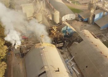 Explosão em silo de cooperativa agroindustrial C.Vale deixa oito mortos e 11 feridos.