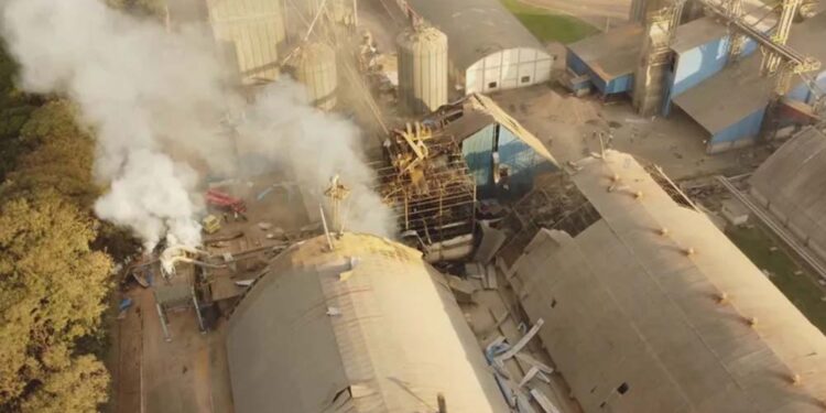 Explosão em silo de cooperativa agroindustrial C.Vale deixa oito mortos e 11 feridos.