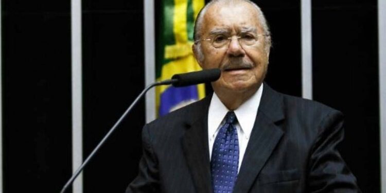 José Sarney é um advogado, político e escritor