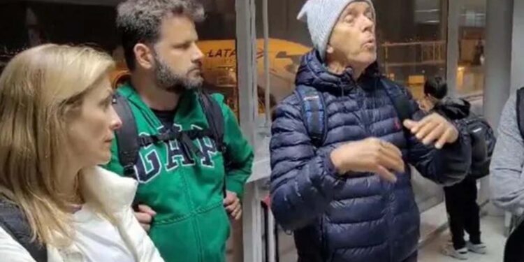 Andreia, Alex Zanatta (ao centro) e Roberto Mantovani Filho no Aeroporto de Guarulhos