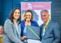 A deputadas Iza Arruda (MDB) entrega a medalha ao prefeito de Vitória, Paulo Roberto.