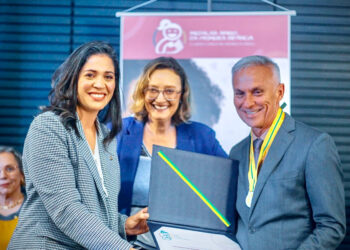 A deputadas Iza Arruda (MDB) entrega a medalha ao prefeito de Vitória, Paulo Roberto.