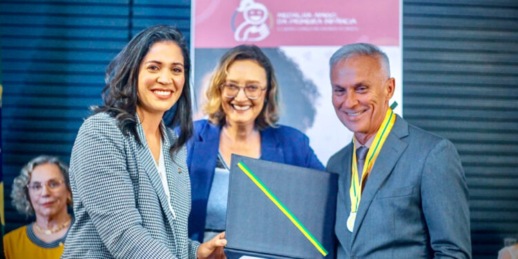 A deputadas Iza Arruda (MDB) entrega a medalha ao prefeito de Vitória, Paulo Roberto.