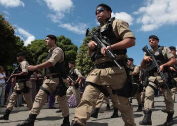 Policiais Militares em desfile na Bahia