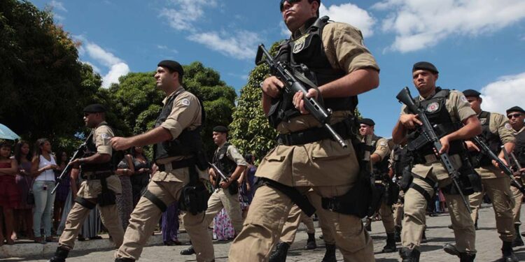 Policiais Militares em desfile na Bahia