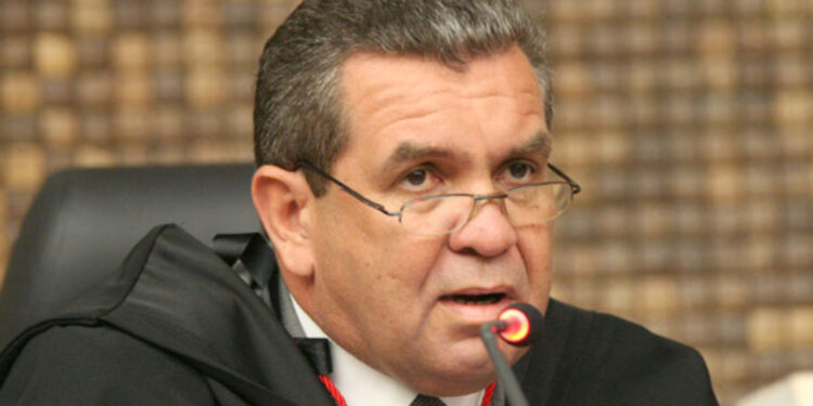 Conselho Nacional de Justiça decide aposentar desembargador acusado de favorecer gestão municipal.