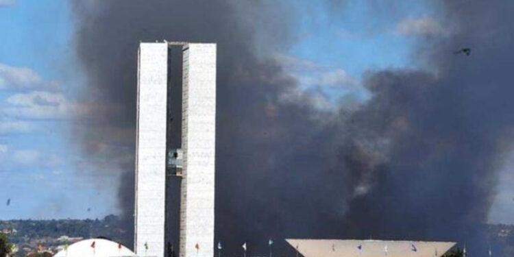 Foco em questões de costumes é 'cortina de fumaça' antiga do bolsonarismo, dizem defensores do governo