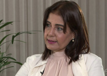 Celular de Silvia Tavares é recuperado e mensagens apagadas levantam questionamentos na defesa do padre Airton Freire.