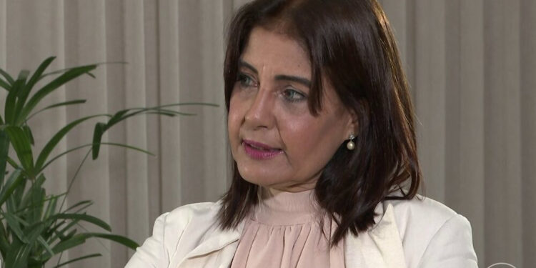 Celular de Silvia Tavares é recuperado e mensagens apagadas levantam questionamentos na defesa do padre Airton Freire.