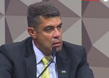 O sargento Luís Marcos dos Reis, ex-ajudante de ordens de Bolsonaro durante depoimento da CPI do 8 de janeiro.