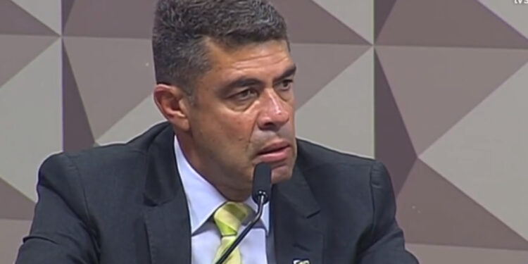 O sargento Luís Marcos dos Reis, ex-ajudante de ordens de Bolsonaro durante depoimento da CPI do 8 de janeiro.