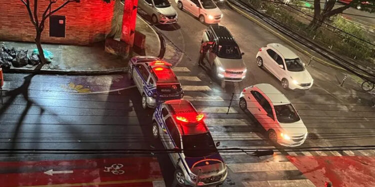 O homem de 36 anos foi preso após manter a ex-mulher refém em apartamento.