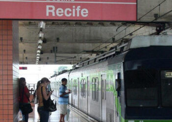 Para evitar uma multa diária de R$ 60 mil, os trens estão circulando apenas em horários de pico, com todas as estações fechadas fora desses horários.