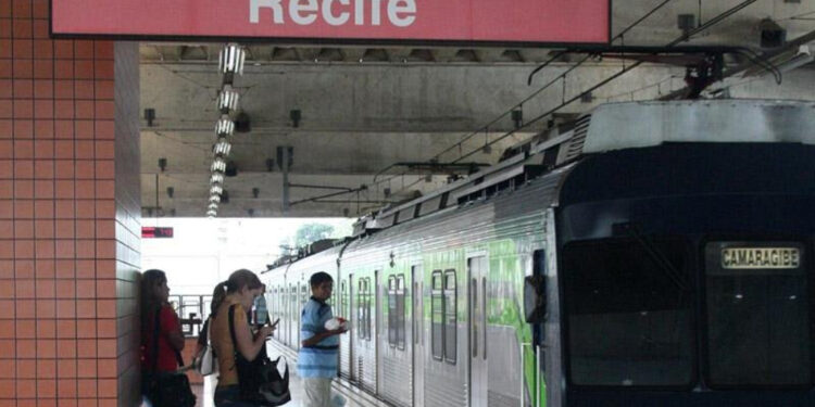 Para evitar uma multa diária de R$ 60 mil, os trens estão circulando apenas em horários de pico, com todas as estações fechadas fora desses horários.