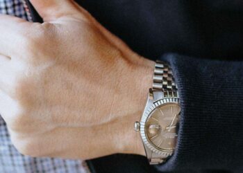 Ex-assessor de Bolsonaro na mira da CPI por tentativa de vender relógio Rolex recebido por Bolsonaro em viagem à Arábia Saudita.