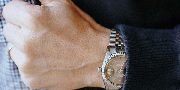 Ex-assessor de Bolsonaro na mira da CPI por tentativa de vender relógio Rolex recebido por Bolsonaro em viagem à Arábia Saudita.