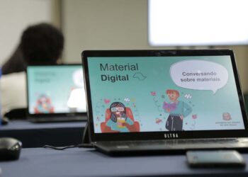 Especialistas veem possíveis prejuízos pedagógicos do uso excessivo de telas.