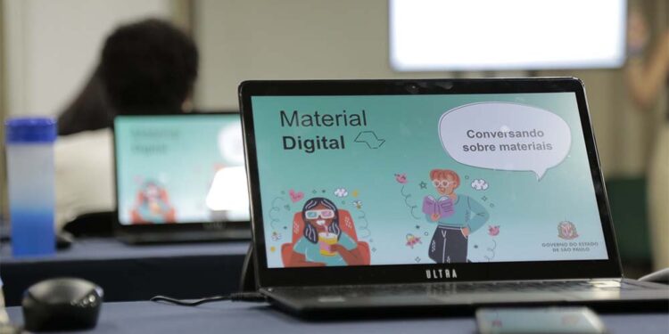 Especialistas veem possíveis prejuízos pedagógicos do uso excessivo de telas.