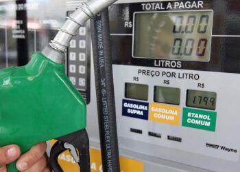 Petrobras registra queda de 47% no lucro líquido no segundo trimestre de 2023 e reduz valor dos dividendos.