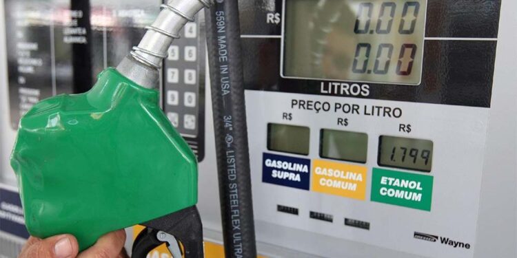 Petrobras registra queda de 47% no lucro líquido no segundo trimestre de 2023 e reduz valor dos dividendos.