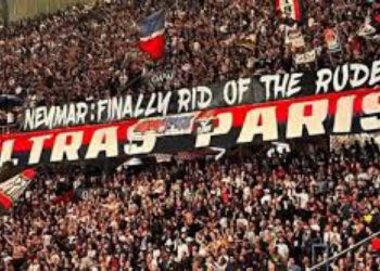 Torcida do PSG comemora saída de Neymar do time