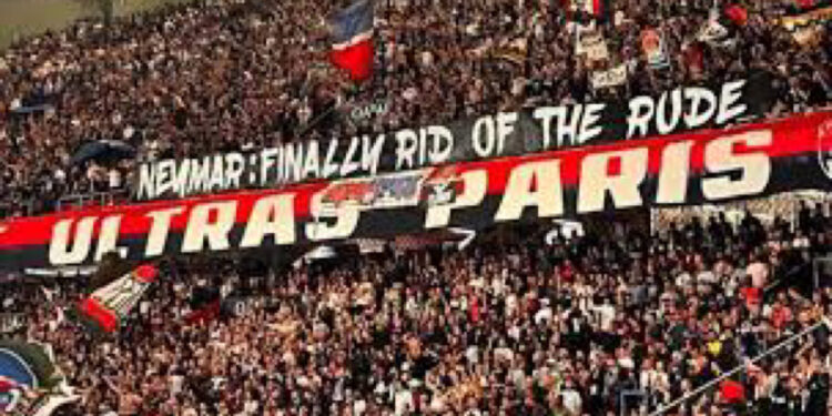 Torcida do PSG comemora saída de Neymar do time