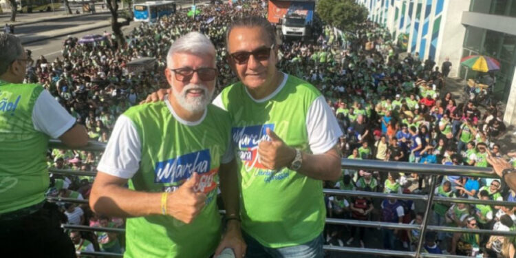 Os pastores Cláudio Duarte (esq.) e Silas Malafaia (dir.) na Marcha para Jesus no Rio de Janeiro