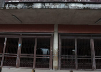 Metrô do Recife abandonado e sucateado, com risco de paralisação.